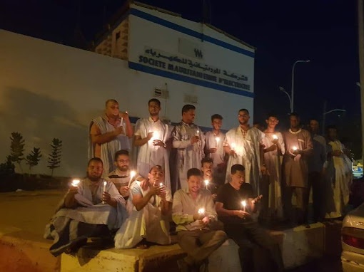 وقفة بالشموع أمام شركة الكهرباء صوملك في موريتانيا 