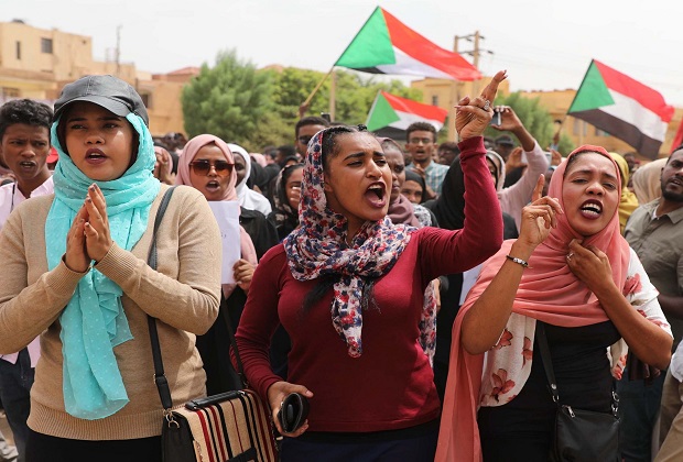 نساء متظاهرات في السودان