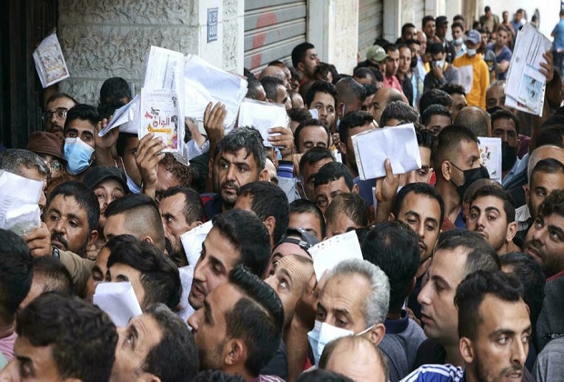 عمال فلسطينيون يتقدمون بطلبات للحصول على إذن عمل في إسرائيل