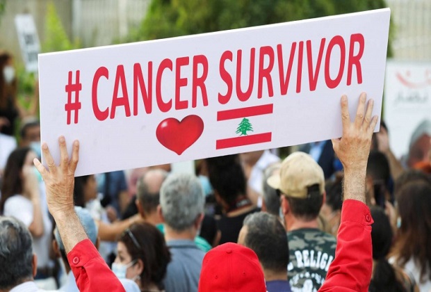 لافتة لبنانية تدعو لإنقاذ مرضى السرطان