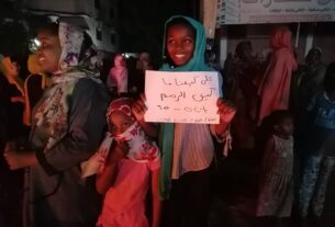 طفلة سودانية تحمل لافتة مناهضة للانقلاب العسكري