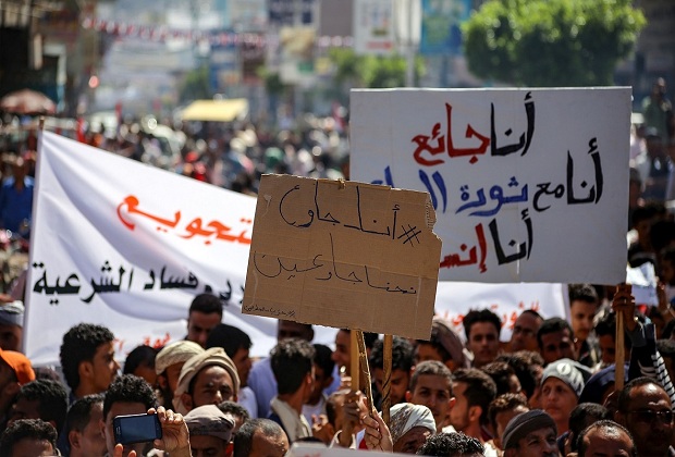 مظاهرة يمنية تحمل لافتة أنا جائع